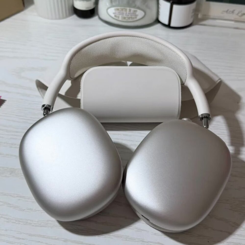 Apple AirPods Max in Starlight